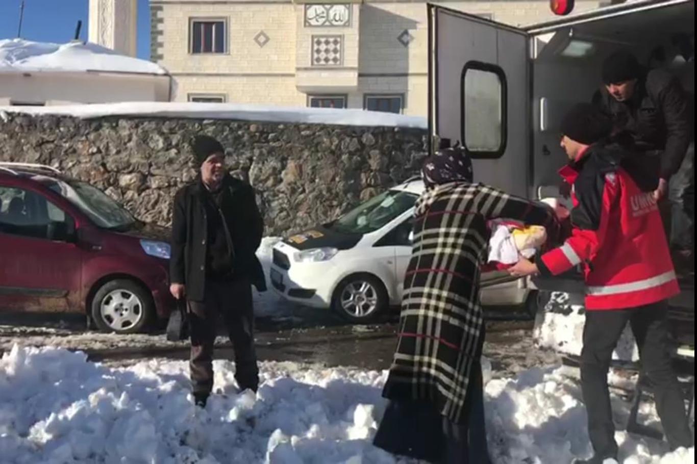 Kar nedeniyle mahsur kalan hastalar hastaneye ulaştırıldı